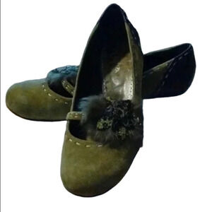 apepazza flats with feather decoration